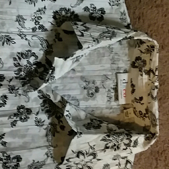 Button up dress shirt - Picture 2 of 4