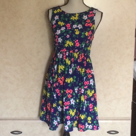 Monteau Dresses & Skirts - Monteau Los Angeles floral dress