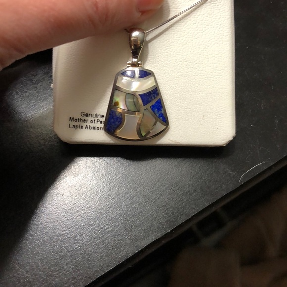 Beautiful multi color mother of pearl pendant necklace NWT - Picture 3 of 3