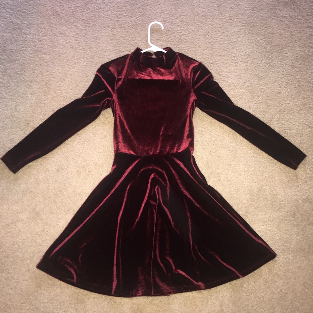 Long sleeved velvet maroon dress!