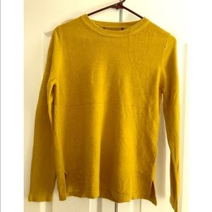 Mustard yellow crew neck sweater ❄️🍯