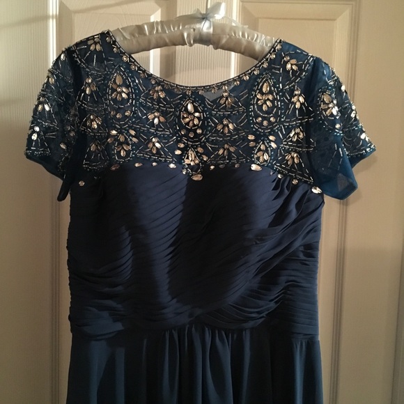 Formal gown - Picture 2 of 2