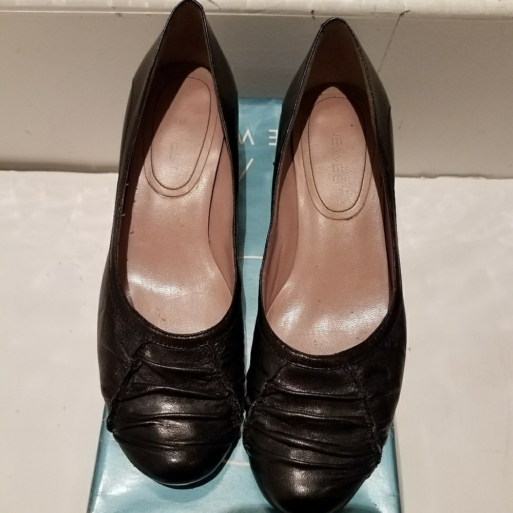 Kitten heel round toe pumps