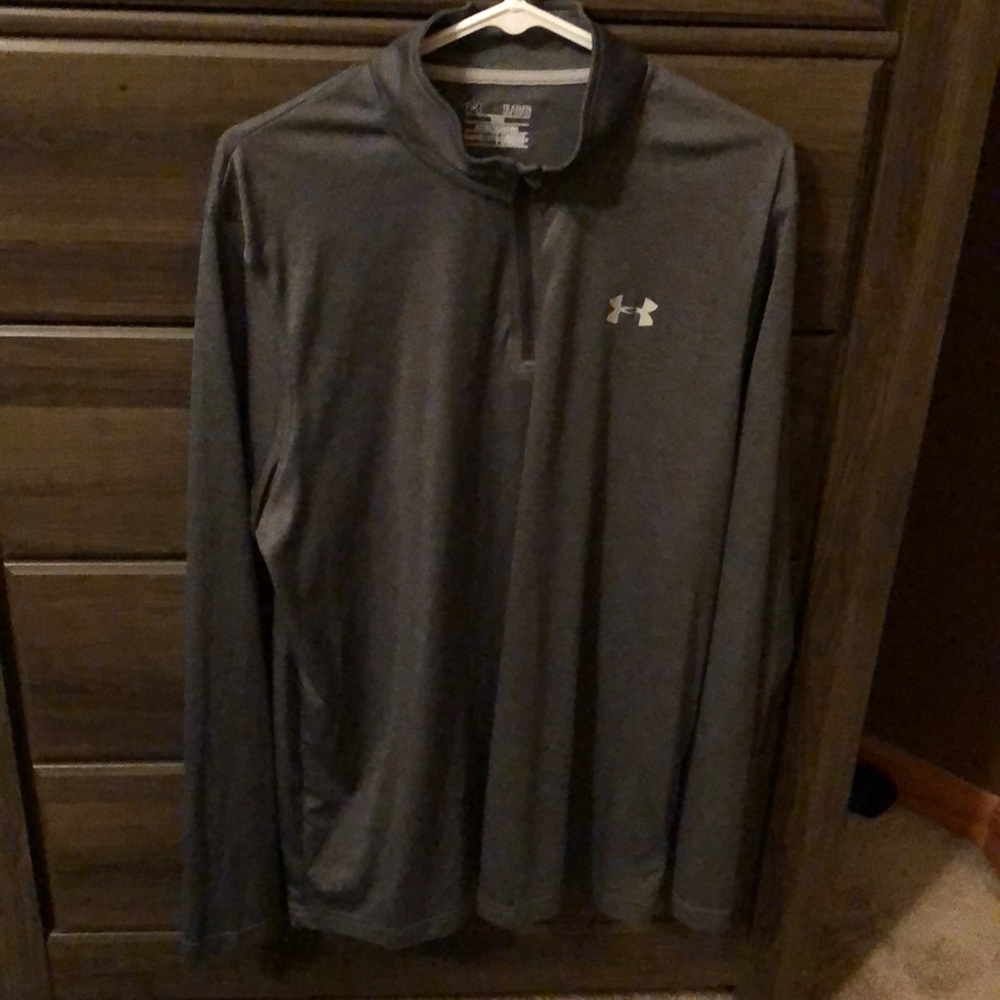 Men’s XL UA half zip, loose fit, light material.