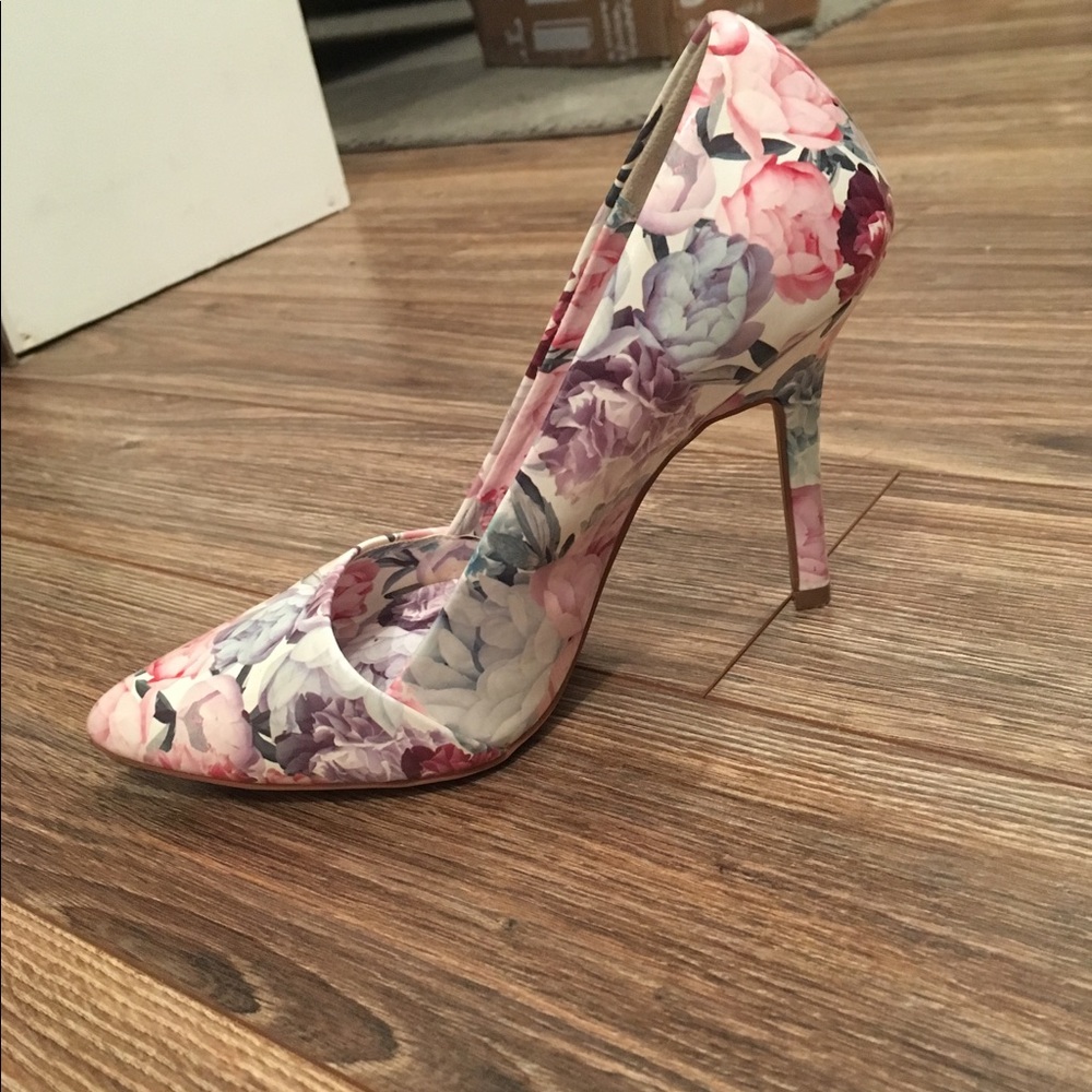 Flower Print ELLE Point Toed Pump!