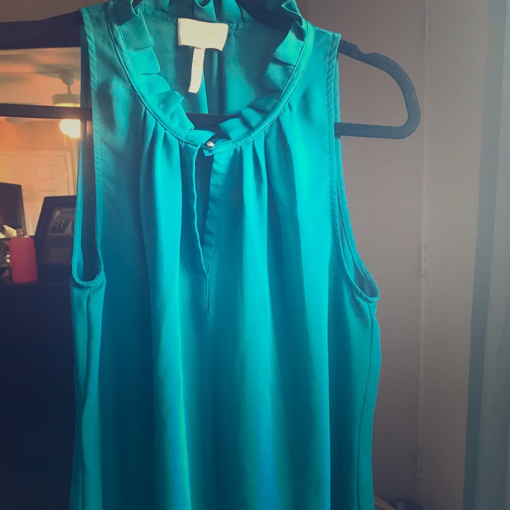 Laundry Top size small 💛