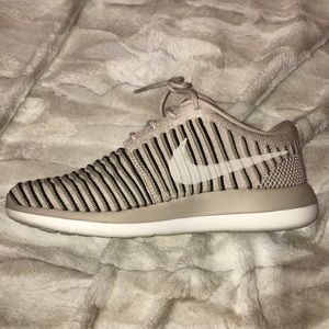 Nude knit Nike sneakers 👟