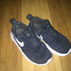 Black nike shoes