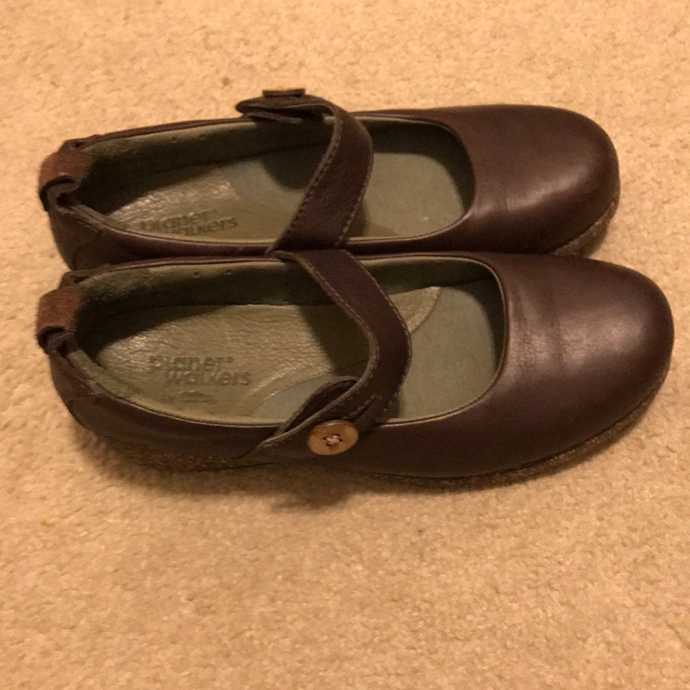 Planet walker shoes .