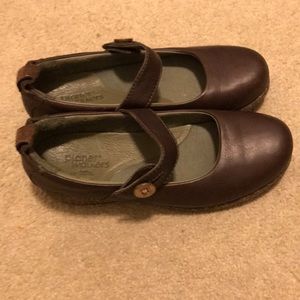 Planet walker shoes .