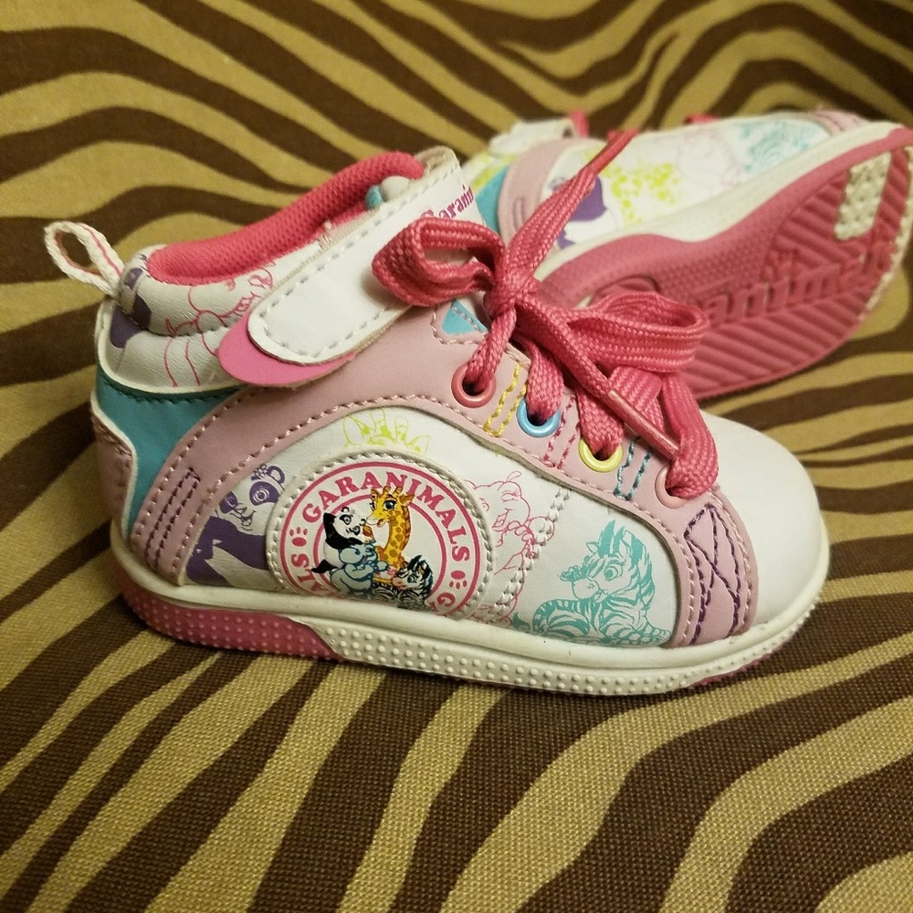 Nice kids tennis shoes size 4