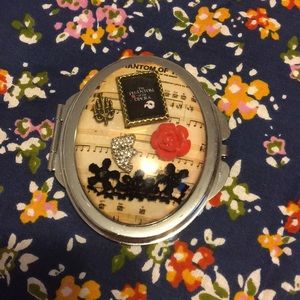 Phantom of the Opera Compact 🔮