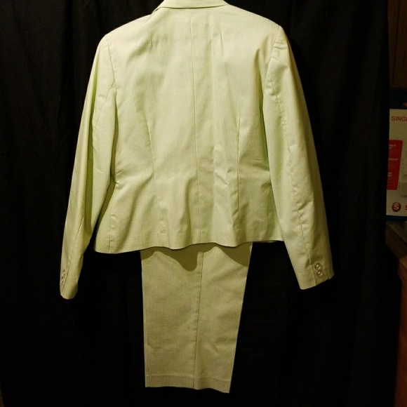 2-peice jacket and Capri pants - Picture 5 of 7