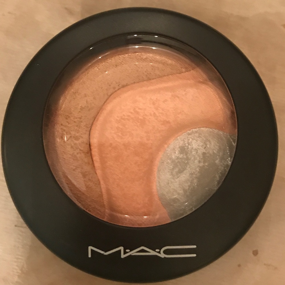 Mac "otherearthly" mineralized skin finish
