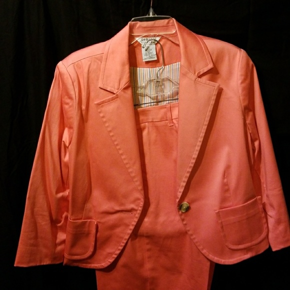 2-peice jacket and Capri pant set - Picture 2 of 7