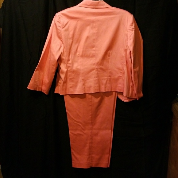 2-peice jacket and Capri pant set - Picture 5 of 7