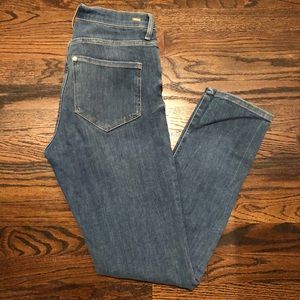 Shaping skinny jeans
