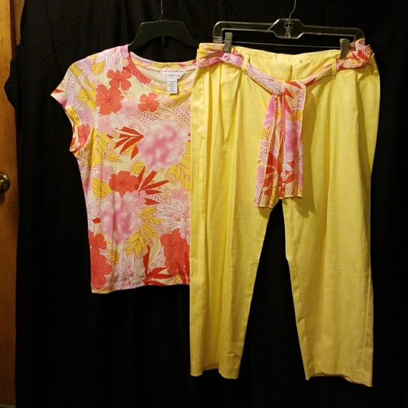 Flora print top and yellow Capri pants - Picture 2 of 8