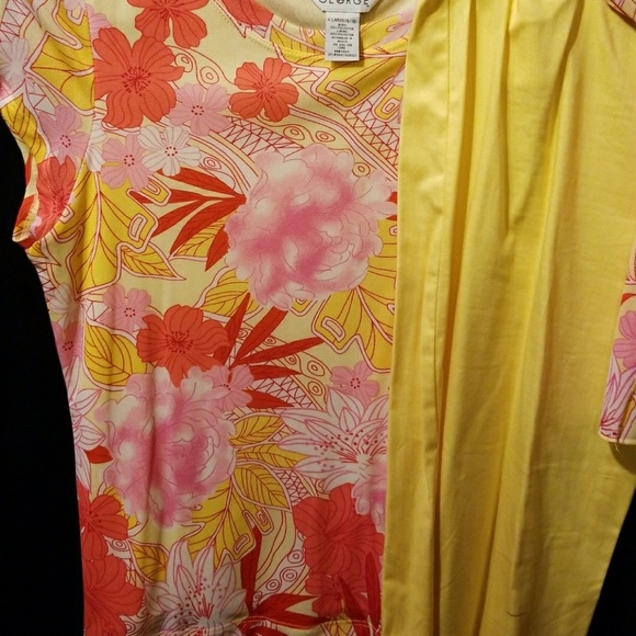 Flora print top and yellow Capri pants - Picture 3 of 8