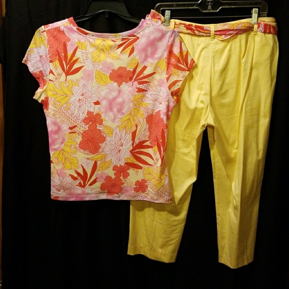Flora print top and yellow Capri pants - Picture 5 of 8