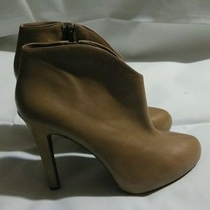 New W/ O Tags, size 8 Leather Bootie