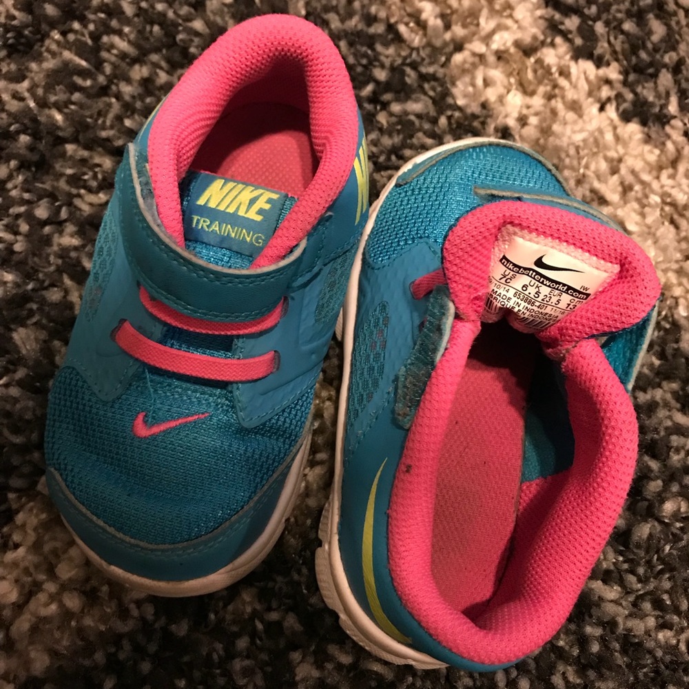 Toddler girls Nike sneakers