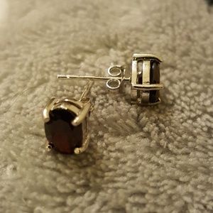Garnet stud earrings in ss.925