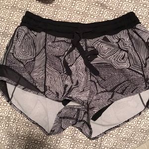 Lululemon size 4 Dottie Tribe hotty hot shorts