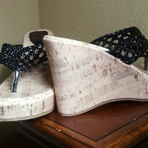 Red Circle Kimmy Wedges - Picture 3 of 7