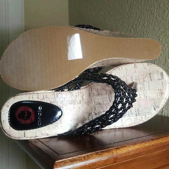 Red Circle Kimmy Wedges - Picture 4 of 7