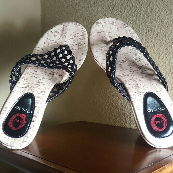 Red Circle Kimmy Wedges - Picture 7 of 7