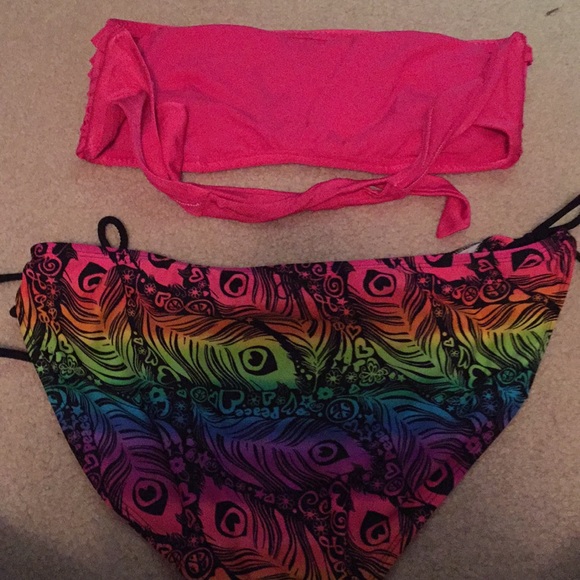 Pink ruffle bikini - Picture 3 of 3