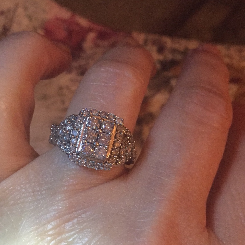 WHITE GOLD DIAMOND RING.