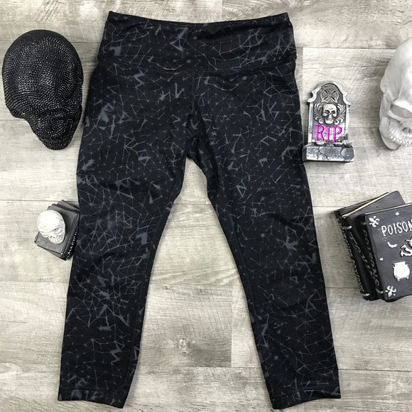 Lululemon black grey crackle print Capri Leggings - Picture 2 of 8