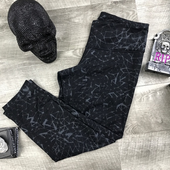 Lululemon black grey crackle print Capri Leggings - Picture 1 of 8