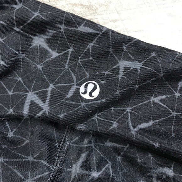 Lululemon black grey crackle print Capri Leggings - Picture 7 of 8
