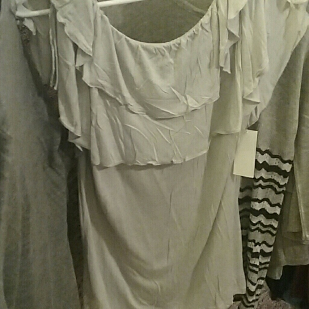 🏵Short Sleeve Gray Top.NWT.