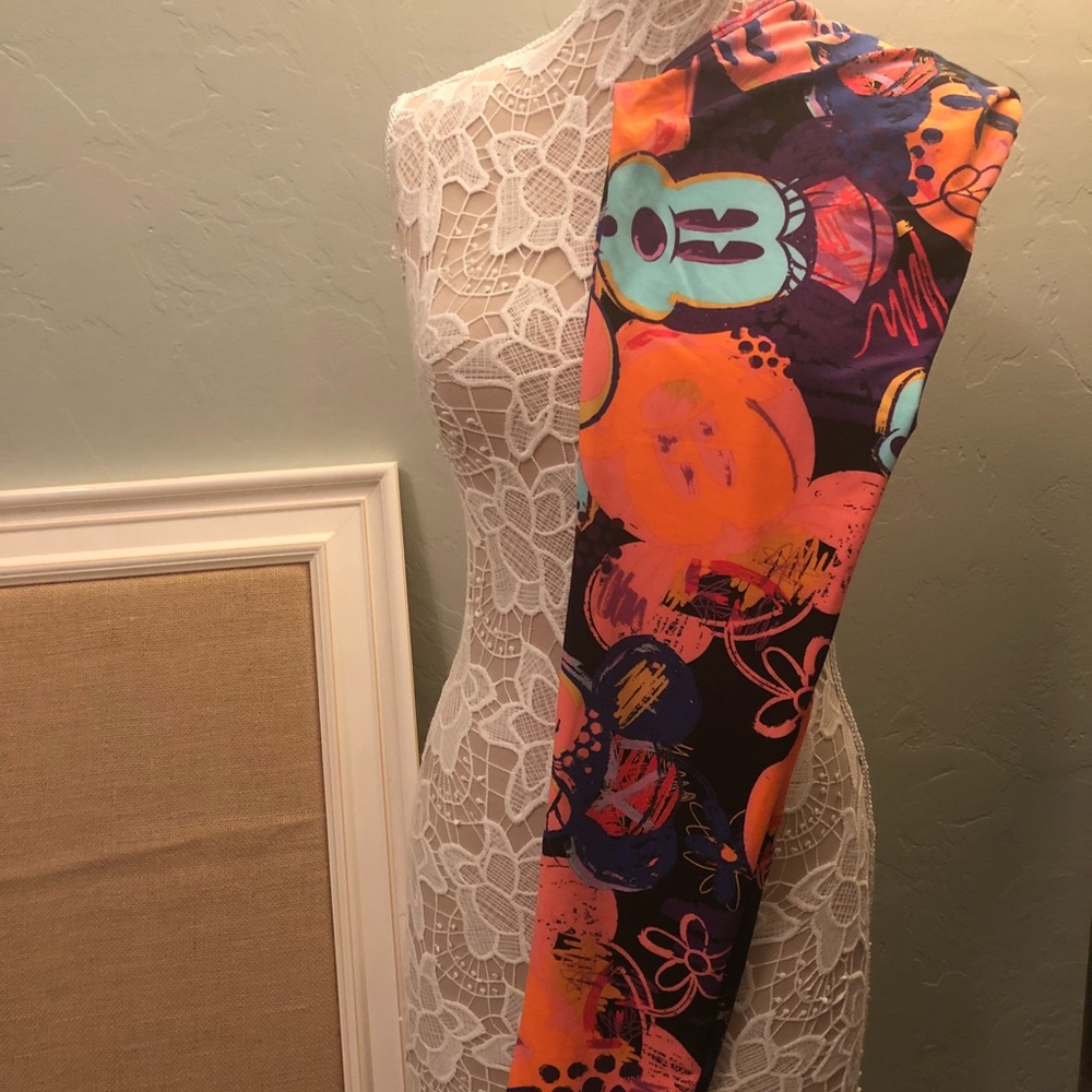 🆕 Brand NWT Disney Mickey Lularoe one size