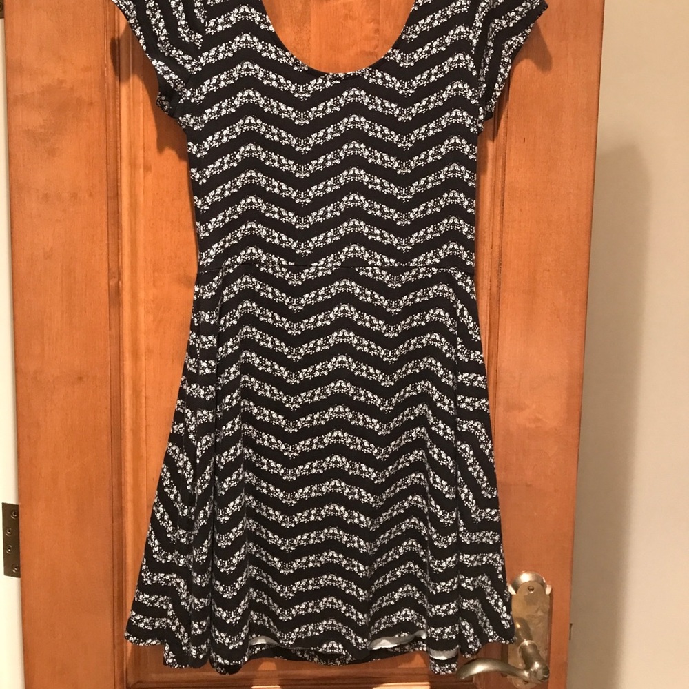 Patterned short sleeve dress with open back