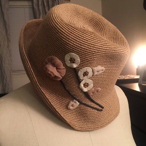 Straw hat with floral embroidery