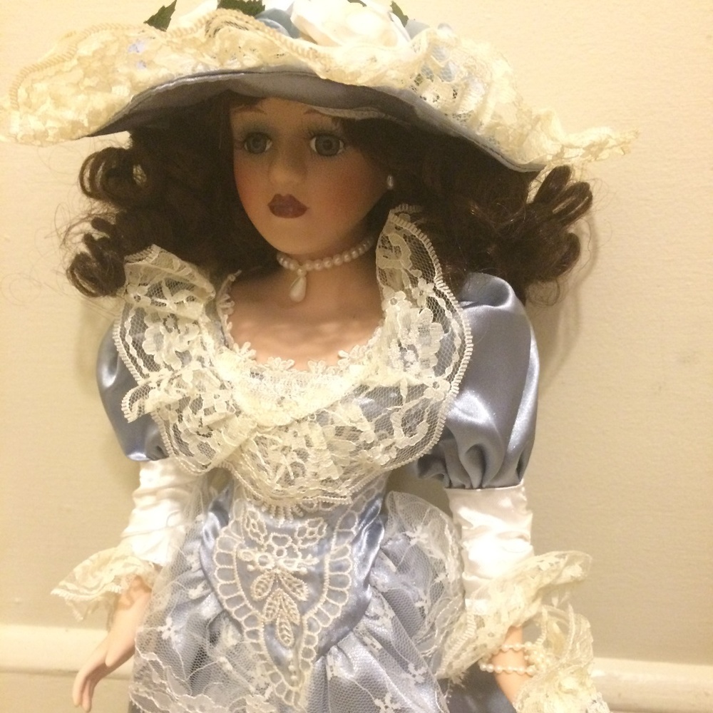 🆕 Collectable Victorian Porcelain Doll.