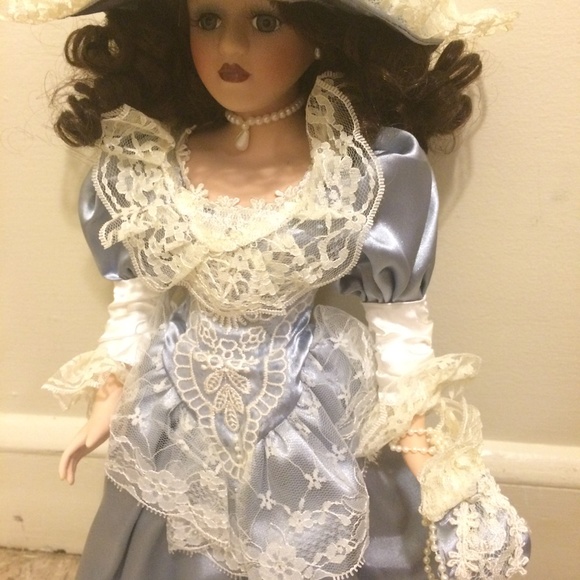 🆕 Collectable Victorian Porcelain Doll. - Picture 8 of 8