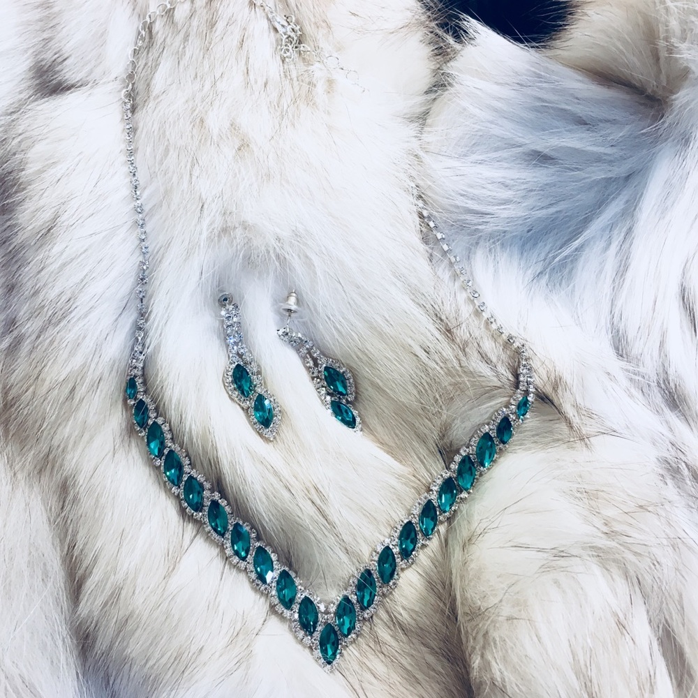 Stunning emerald necklace and earring set