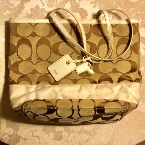 ✨SALE✨Coach Signature Tote - Picture 2 of 8