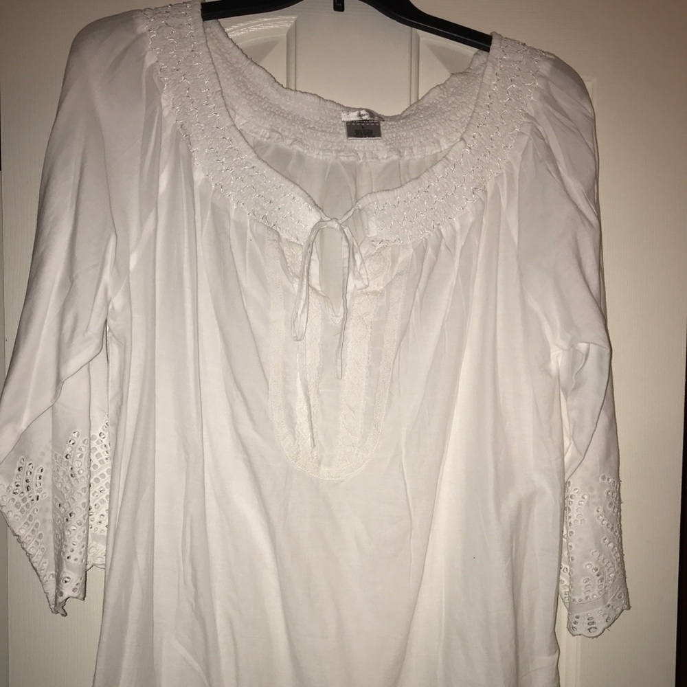 Blouse. quarter length sleeves. White.
