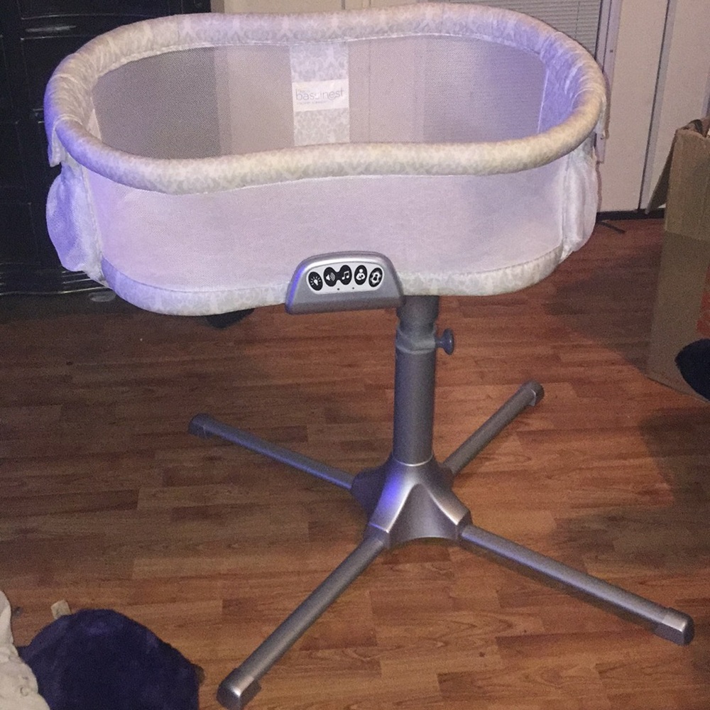 Halo swivel bassinet.
