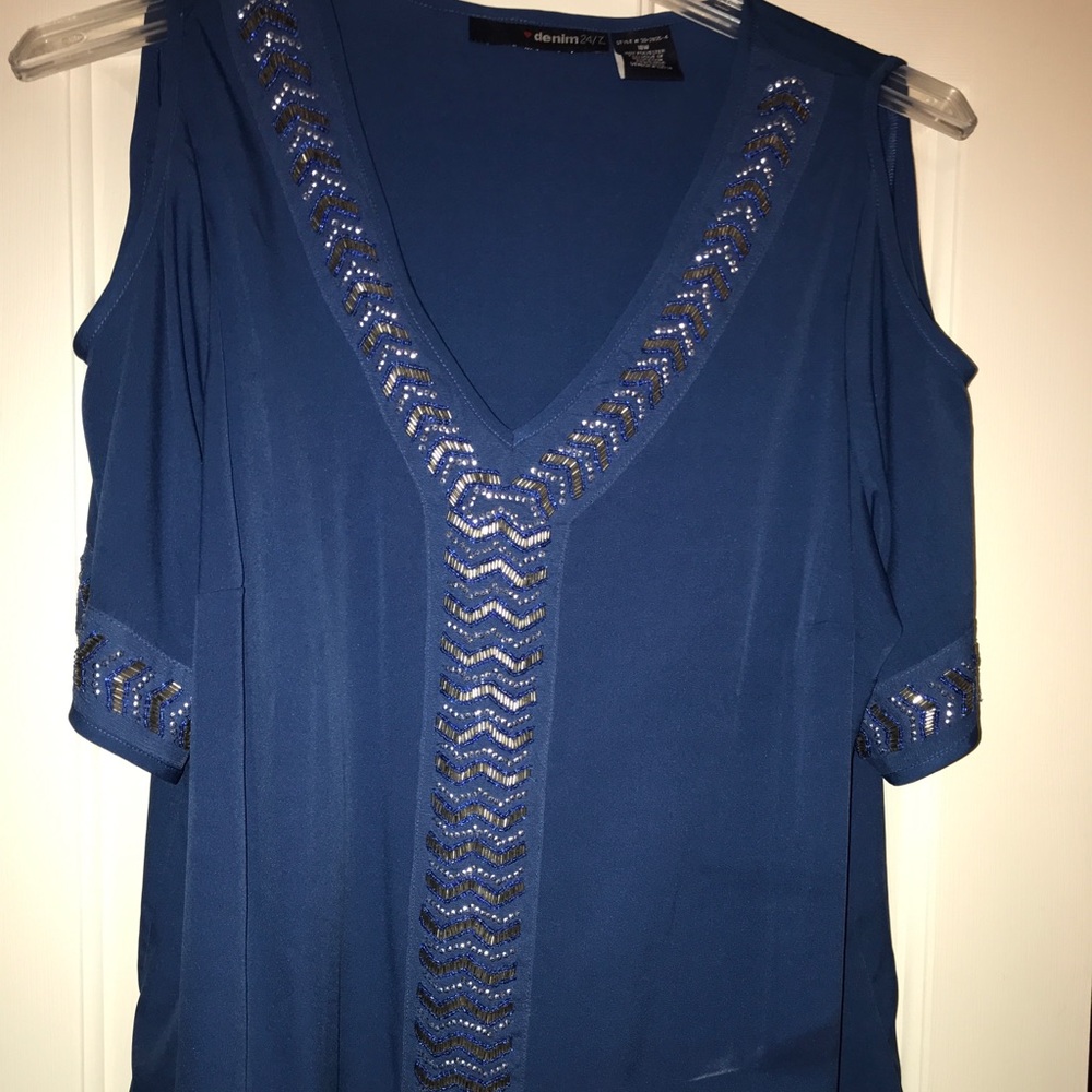 Beautiful blouse shoulders out sexy look. Excellent spring wardrobe addition!