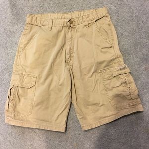 🔵Men’s tan Wrangler shorts.🔵