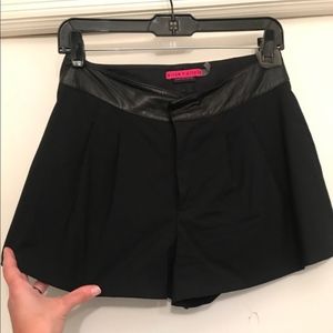 alice and olivia leather waistband flutter short