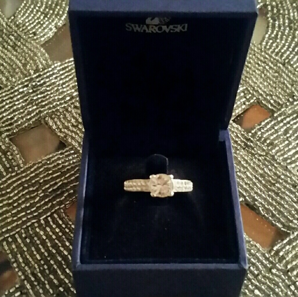 Sparkling Swarovski Chaton ring
